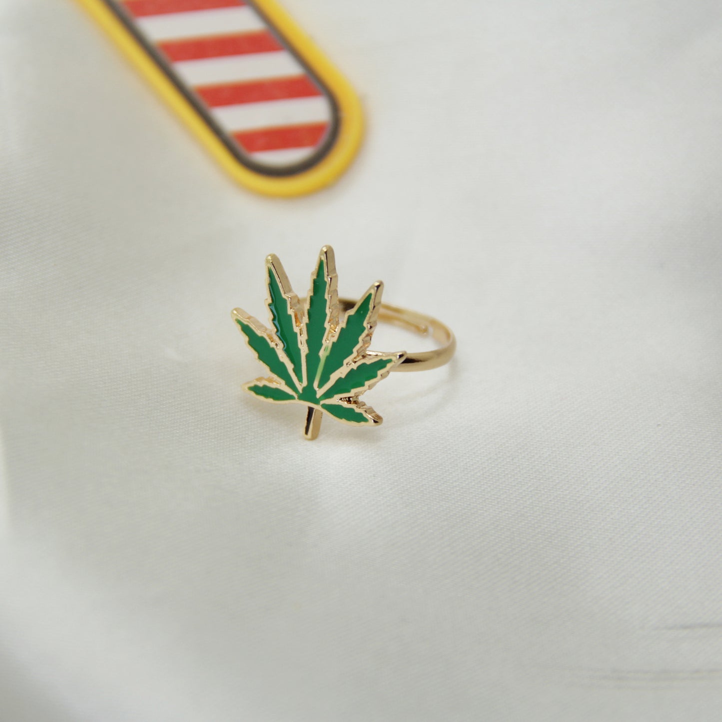 Fashion Lychee Size 8 Enamel Maple Leaf Finger Ring