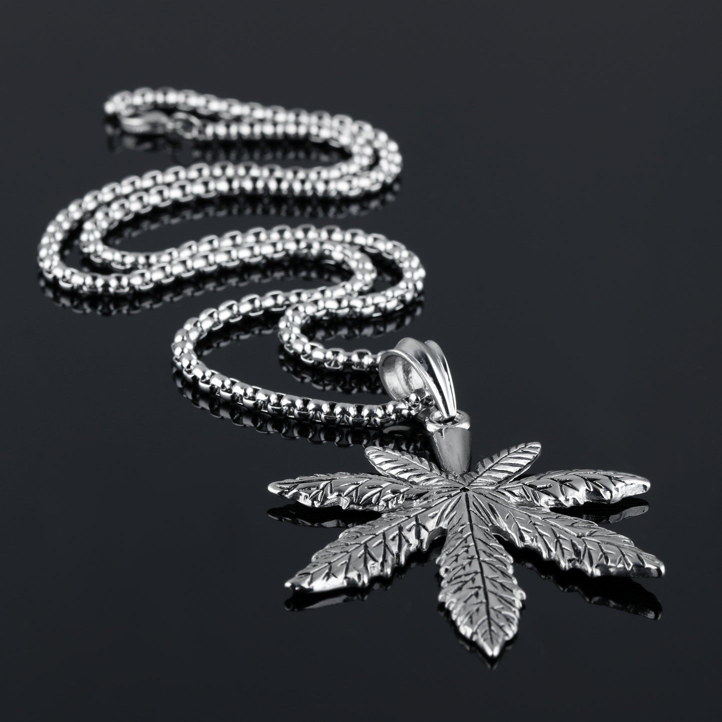 Maple leaf classic necklace