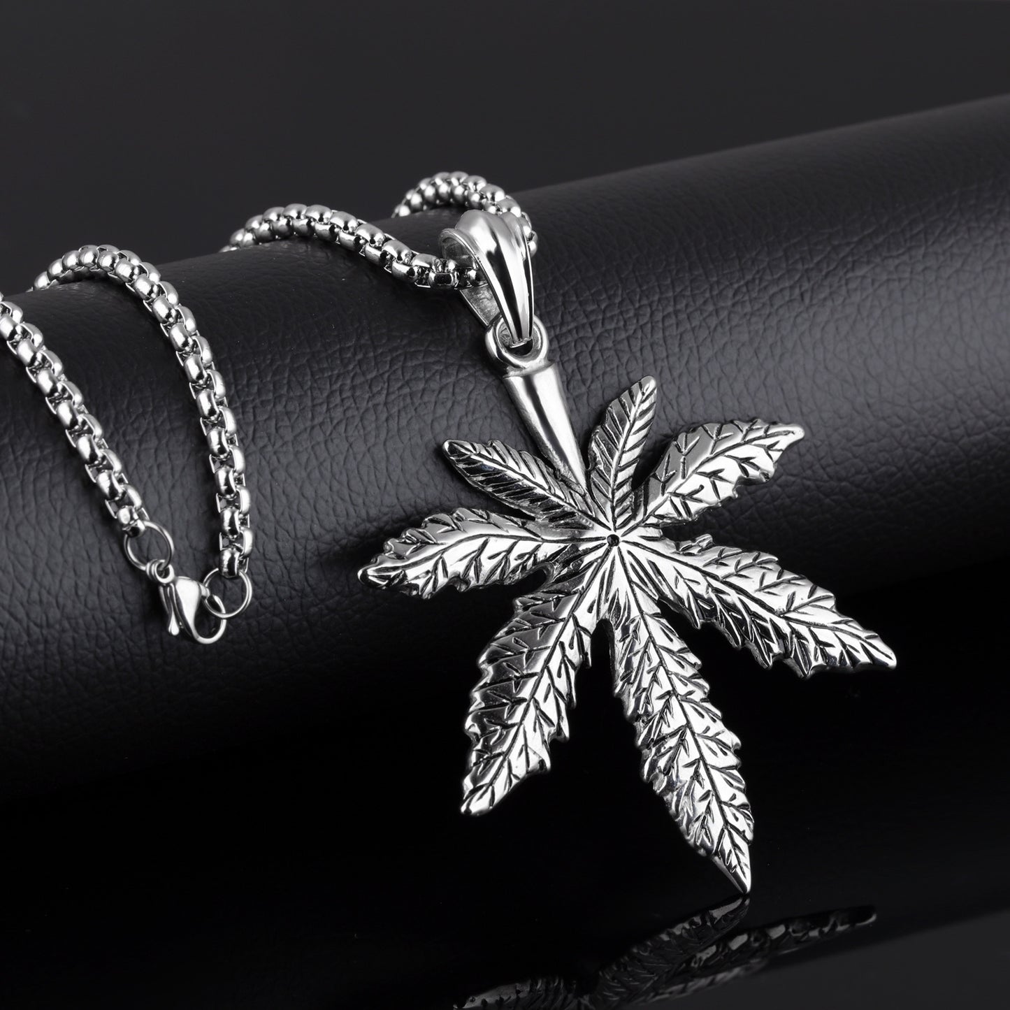 Maple leaf classic necklace