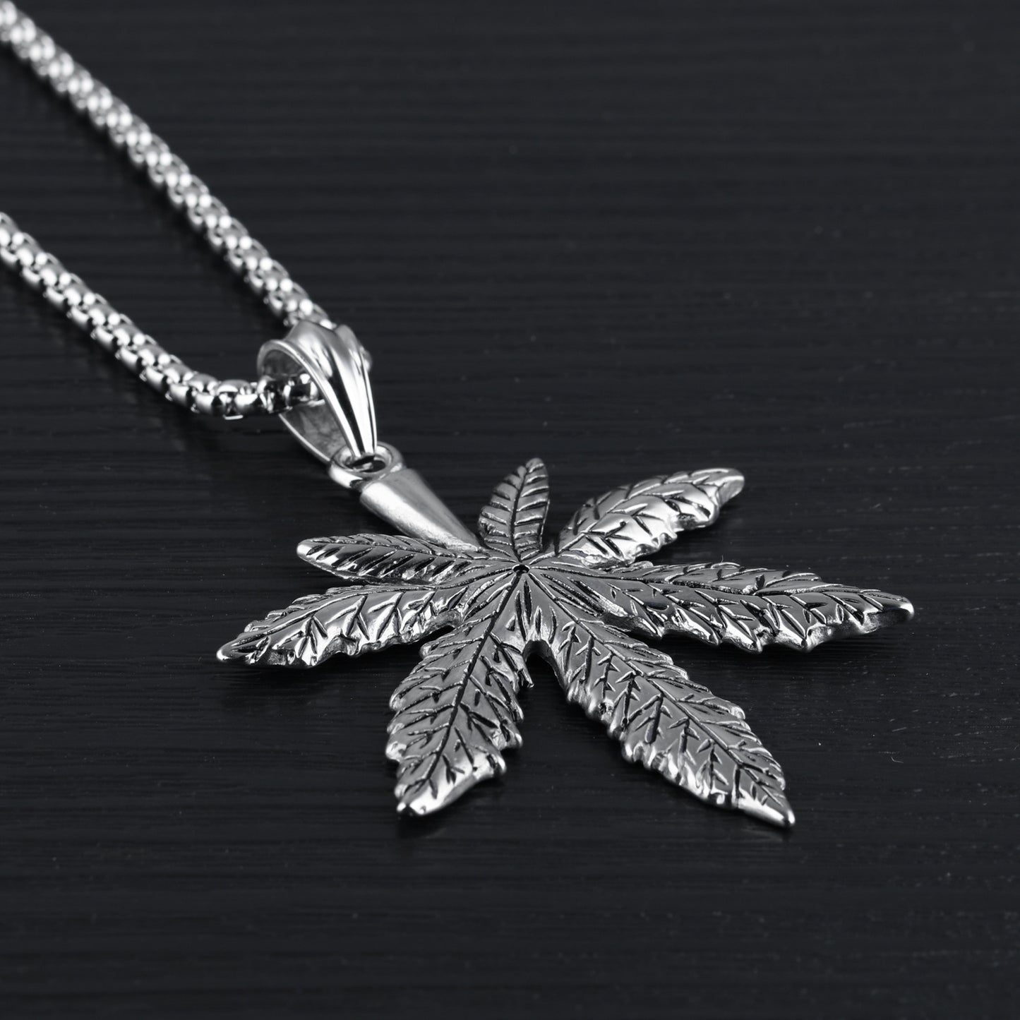 Maple leaf classic necklace